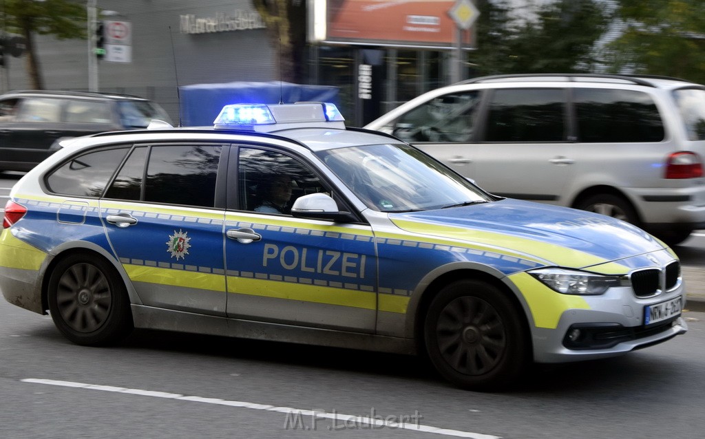 LKW blieb unter Bruecke haengen Koeln Ehrenfeld Innere Kanalstr Hornstr P540.JPG - Miklos Laubert